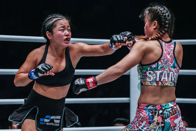 Do sải tay ngắn hơn, Bi đã gặp bất lợi khi đối thủ chủ động phòng ngự. Ảnh ONE Championship