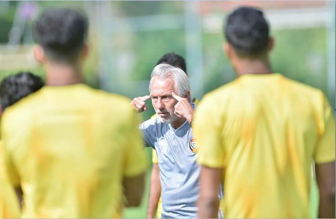 HLV Bert van Marwijk triệu tập tới 9 hậu vệ