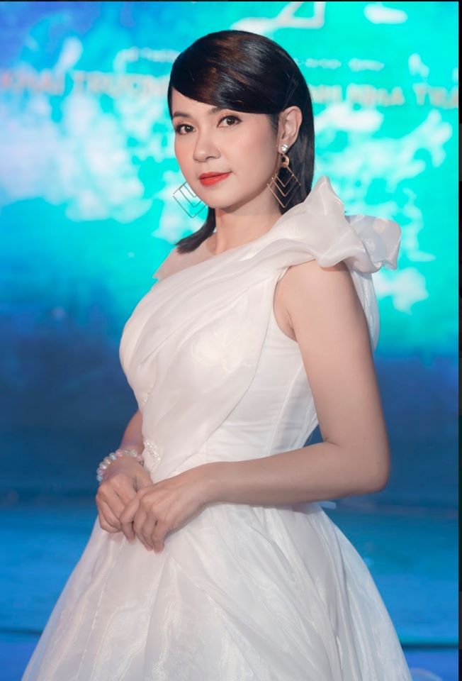 Người đẹp Tây Đô Việt Trinh với nhan sắc trời phú.