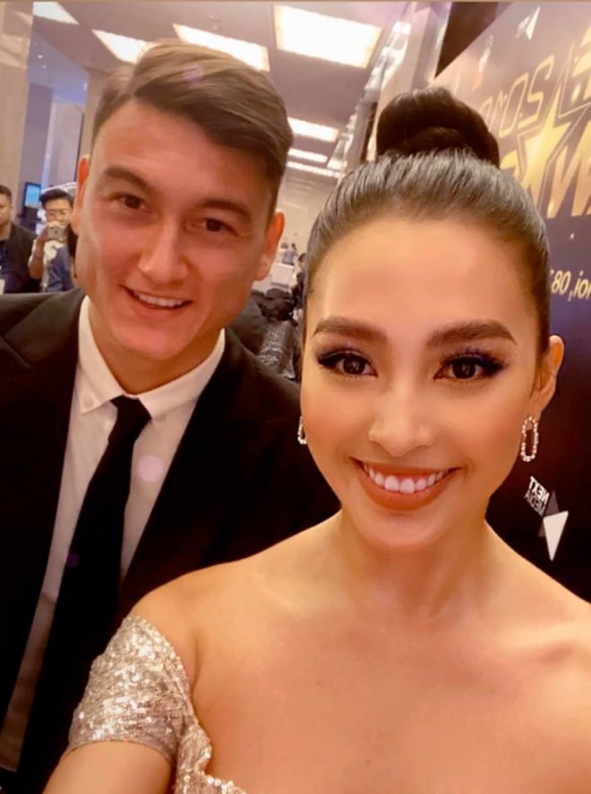 Hoa hậu Trần Tiểu Vy chia sẻ bức ảnh selfie thân thiết với thủ môn Đặng Văn Lâm.