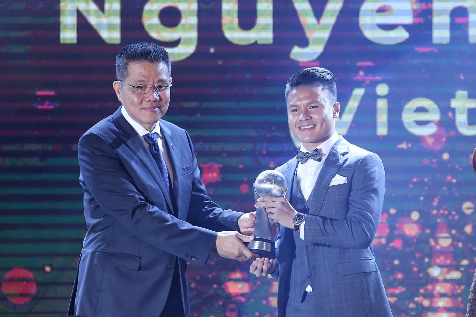 Quang Hải giành giải “Cầu thủ nam xuất sắc nhất Đông Nam Á”. Ảnh VFF.