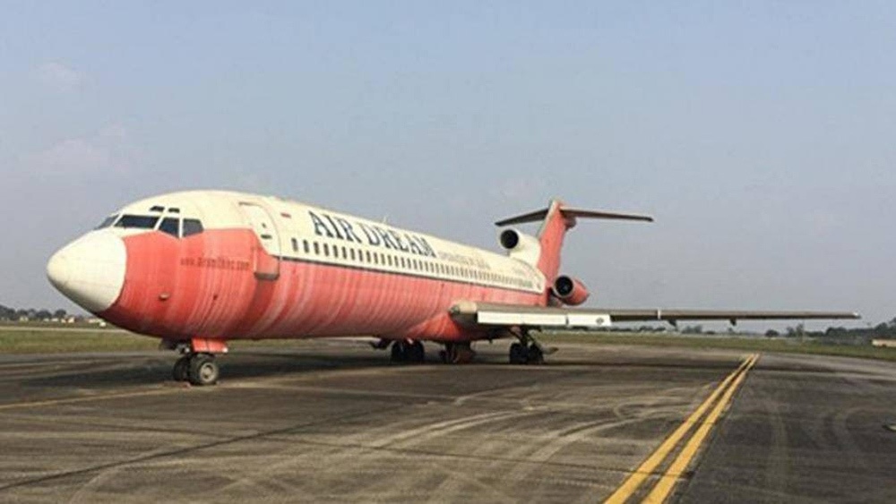 Tàu bay bị bỏ rơi ở sân bay Nội Bài