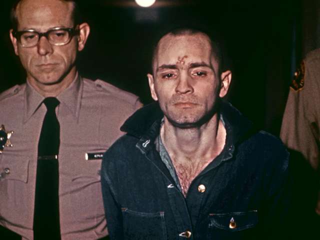 Charles Manson xuất hiện tại phiên tòa với một hình xăm chữ X trên trán.