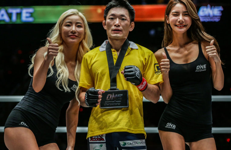 2 ring girl chúc mừng "Nobita" Nhật Bản