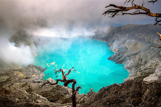 Kawah Ijen, Indonesia: Vùng nước màu ngọc lam trông rất hấp dẫn du khách bơi lội, nhưng đừng nhảy vảo miệng núi lửa này bởi hồ có tính axit lớn nhất thế giới.
