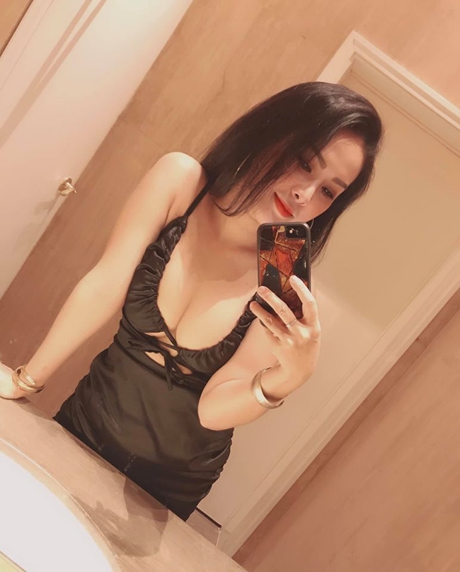 Sau gần 3 năm hẹn hò, bạn gái Hùng Thuận ăn mặc ngày càng bạo dạn và sexy hơn. Trên trang cá nhân, cô chia sẻ nhiều hình ảnh đi diễn và cuộc sống thường ngày.