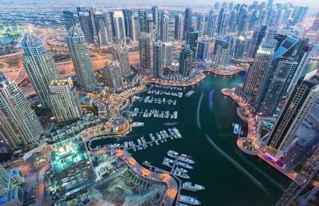 Có hơn 200 tòa tháp chung cư ở Dubai Marina, từ các căn hộ ở đây có thể ngắm toàn cảnh thành phố và cảng.