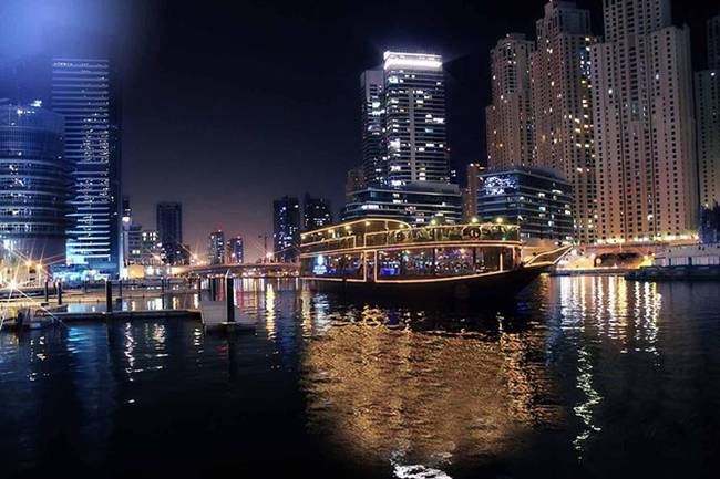 Dubai Marina có trung tâm mua sắm với 140 cửa hàng bán lẻ nằm trên diện tích 32.000m2. Đây là một trong những trung tâm mua sắm lớn nhất ở Dubai.