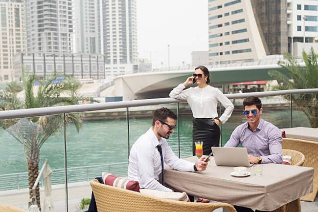 Các địa danh nổi tiếng ở Dubai Marina là Trung tâm thương mại Dubai Marina, Khách sạn The Marina, Đại học America of Dubai và Câu lạc bộ Golf Emirates.