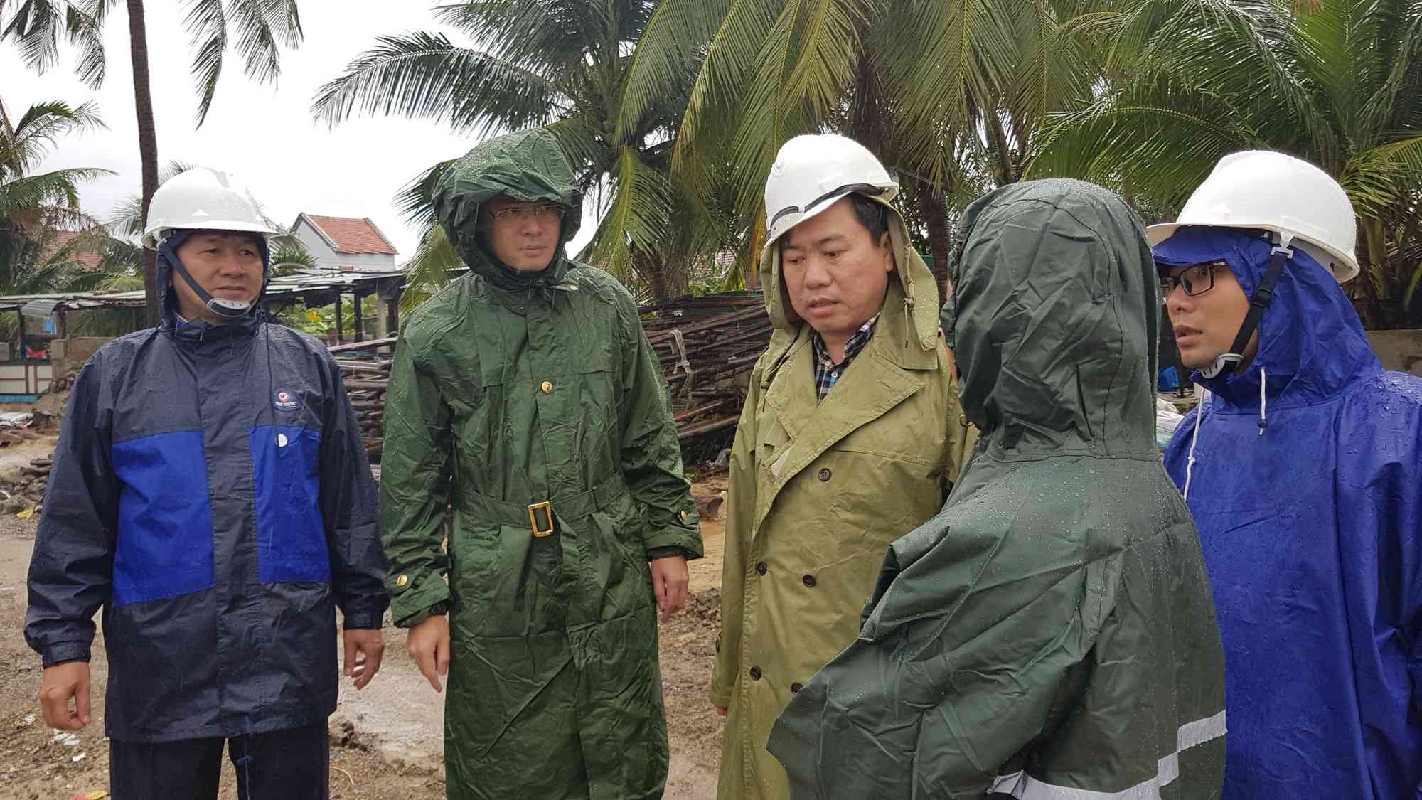 Ban chỉ huy Phòng chống thiên tai và Tìm kiếm cứu nạn tỉnh Phú Yên đang thị sát vùng bị triều cường uy hiếp của xã An Chấn, huyện Tuy An