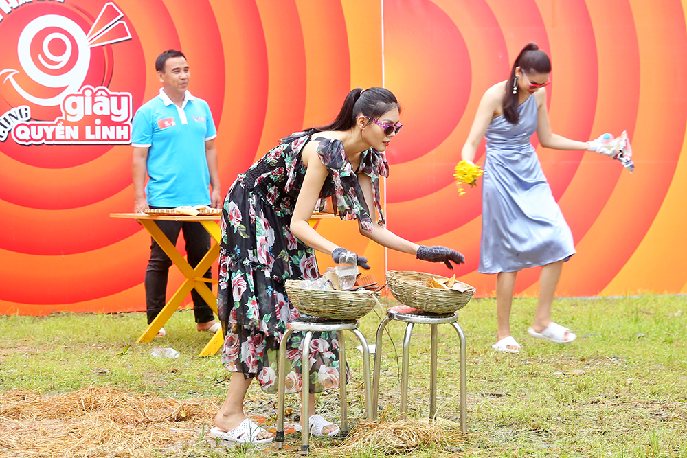 Á hậu Kim Nguyên lại có phần khó khăn hơn trong việc phân loại đến mức té sấp mặt vì bị nam MC "hại" đeo kính.