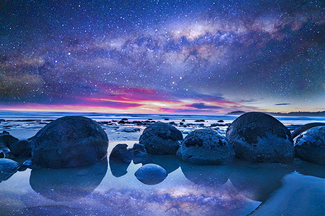 Những tảng đá Moeraki, New Zealand: Truyền thuyết Maori cổ đại cho rằng những tảng đá này là trứng của người ngoài hành tinh. Nhưng thật ra chúng được hình thành trong trầm tích dưới đáy biển khoảng 65 triệu năm trước.


