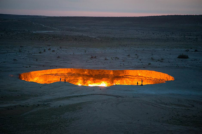 Cửa địa ngục, Turkmenistan: Đây là một vực thẳm như được xé toạc một lỗ trên bề mặt Trái đất. Miệng núi lửa Darvaza còn được gọi là “Cửa địa ngục” là một mỏ khí tự nhiên vẫn xuất hiện một ngọn lửa cháy leo lét hàng thập kỷ.
