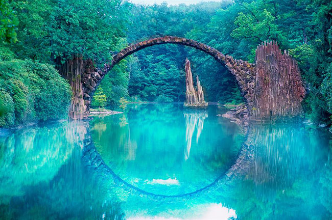 Cầu quỷ, Đức: Cầu Rakotz rất đẹp nhưng bị gọi là cầu quỷ, xuất phát từ các hình ảnh siêu nhiên của nó. Cấu trúc hình vòm của cây cầu với sự phản chiếu dưới mặt nước tạo thành một vòng tròn hoàn hảo ngày xưa bị coi là thuộc thế giới khác.
