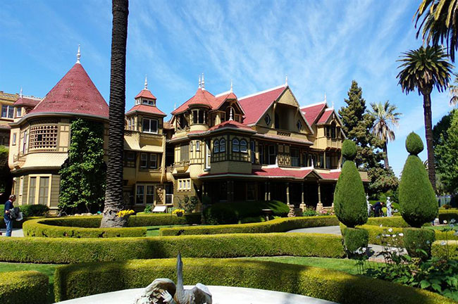 Ngôi nhà bí ẩn Winchester, California, Hoa Kỳ: Sarah Winchester đã mua biệt thự này vào năm 1886 và mất 3 thập kỷ để tạo ra một mê cung gồm 160 phòng, hai tầng hầm, 10.000 cửa sổ, 2.000 cửa ra vào... và biến nó trở thành căn nhà bí ẩn.
