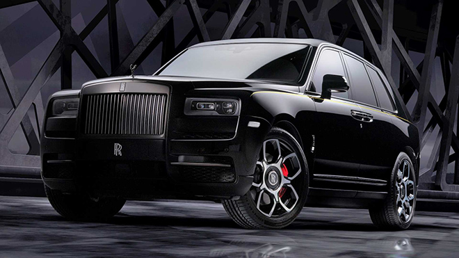 Rolls-Royce Cullinan Black Badge mang màu sơn ngoại thất đen quyền lực được làm hoàn toàn thủ công.