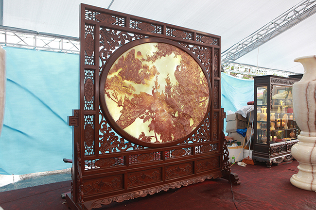Tại Festival cây cảnh, đá quý tỉnh Thanh Hóa 2019, bức tranh “Vinh hoa phú quý” nguyên khối bằng ngọc cẩm thạch gây sự chú ý với người dân và du khách