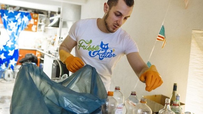 Tháng 9/2014, sau khi tốt nghiệp và chật vật tìm việc, Cirakoglu (sống ở Hà Lan) thành lập công ty dọn dẹp vệ sinh. Được biết, chàng trai có bằng thạc sĩ song vẫn không tìm đươc công việc như mong muốn.