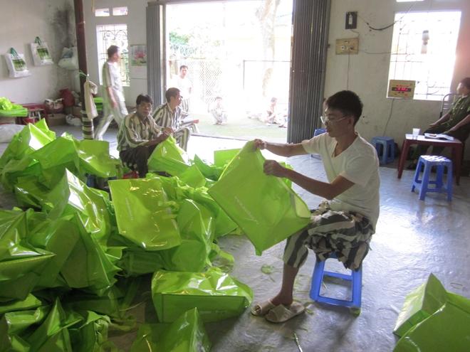 Phạm nhân Mã Văn Báo đang cải tạo ở đội may Trại giam Vĩnh Quang.