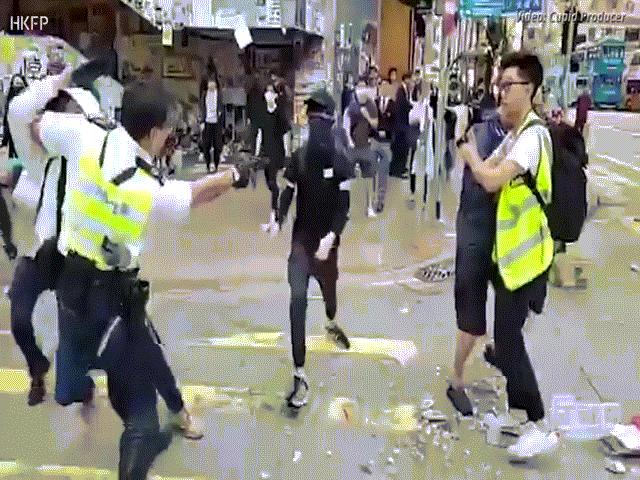 Hong Kong: Cảnh sát bất ngờ nổ 3 phát súng vào hai người biểu tình
