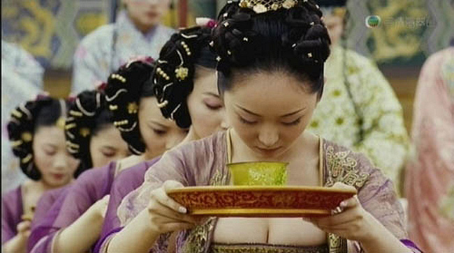 Trong phim cổ trang Hoa ngữ, khán giả không khó nhận ra các cảnh phim trong đó diễn viên nữ ăn mặc quá gợi cảm.