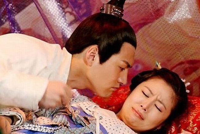 Nữ diễn viên Lâm Tâm Như và bạn diễn Nghiêm Khoan với cảnh cưỡng hiếp trong phim "Khuynh thế hoàng phi".