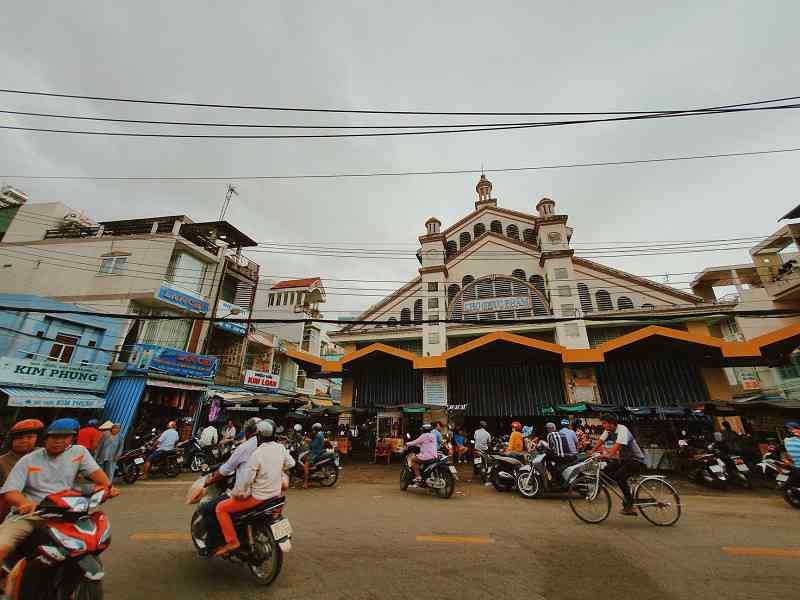 Bước ra khỏi khu rừng, bạn đến khu chợ thực phẩm của Sa Đéc. Không tấp nập, không vội vàng, Sa Đéc cứ bình yên như thế đấy.