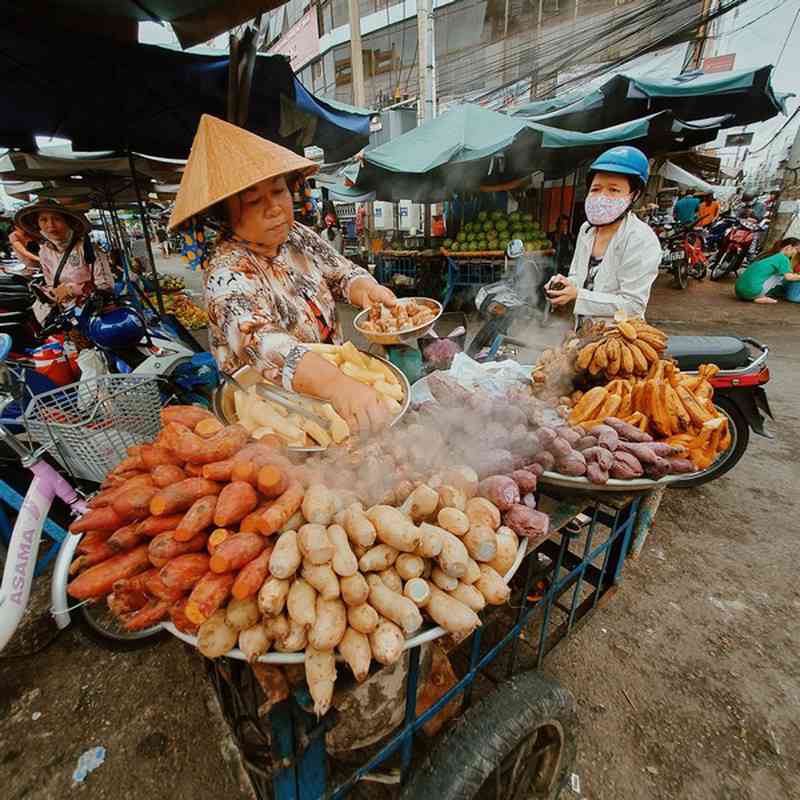 Tiết trời se se lạnh khi cơn mưa vừa trút xuống, bạn sẽ&nbsp; vô cùng thích thú nếu thưởng thức vô số loại khoai như khoai mì, khoai lang mật, khoai từ,...&nbsp;