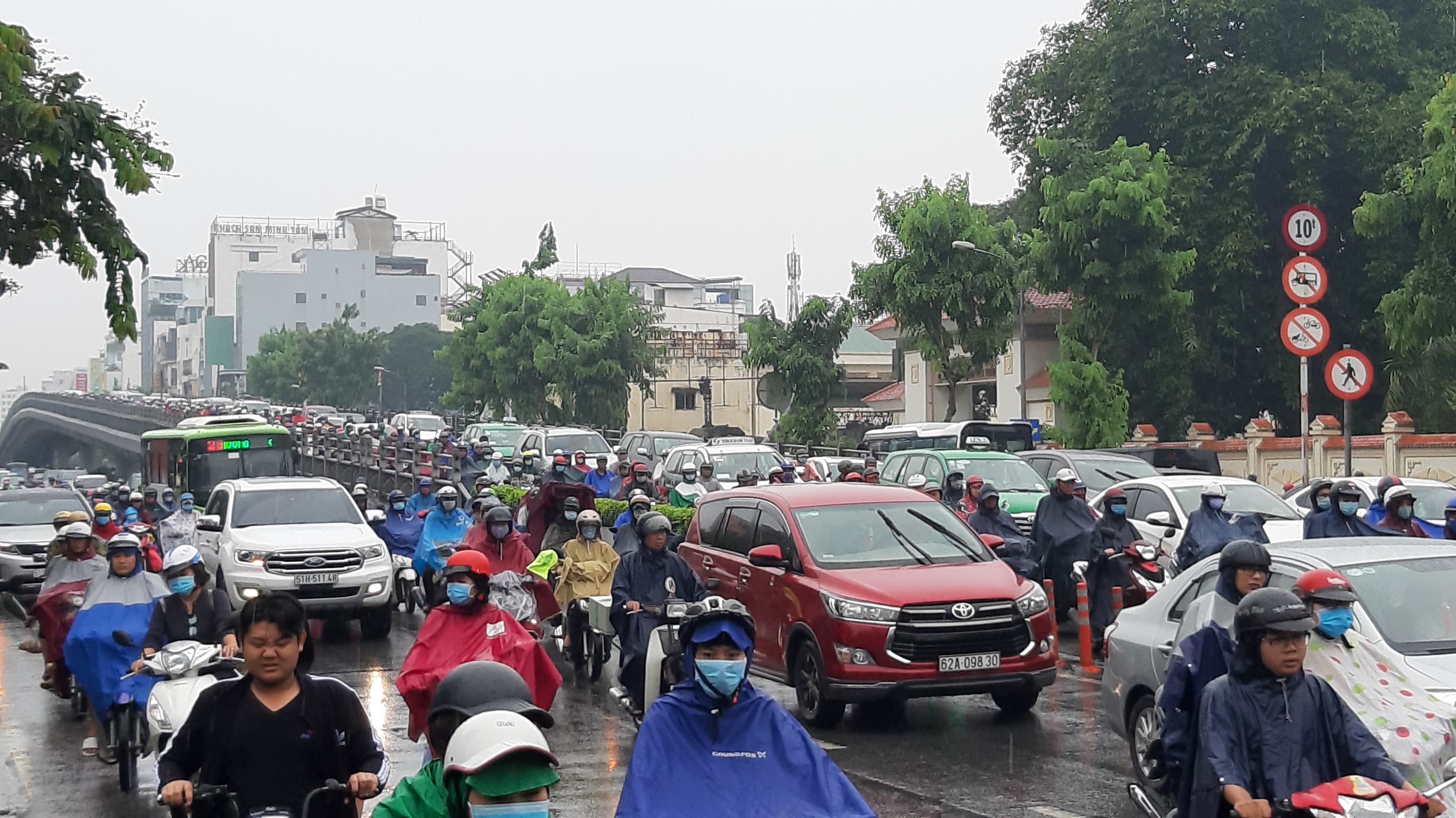 Ngày đầu tuần, TP.HCM mưa từ sáng đến trưa, nhiều người tham gia giao thông phải co ro trong tiết trời se lạnh