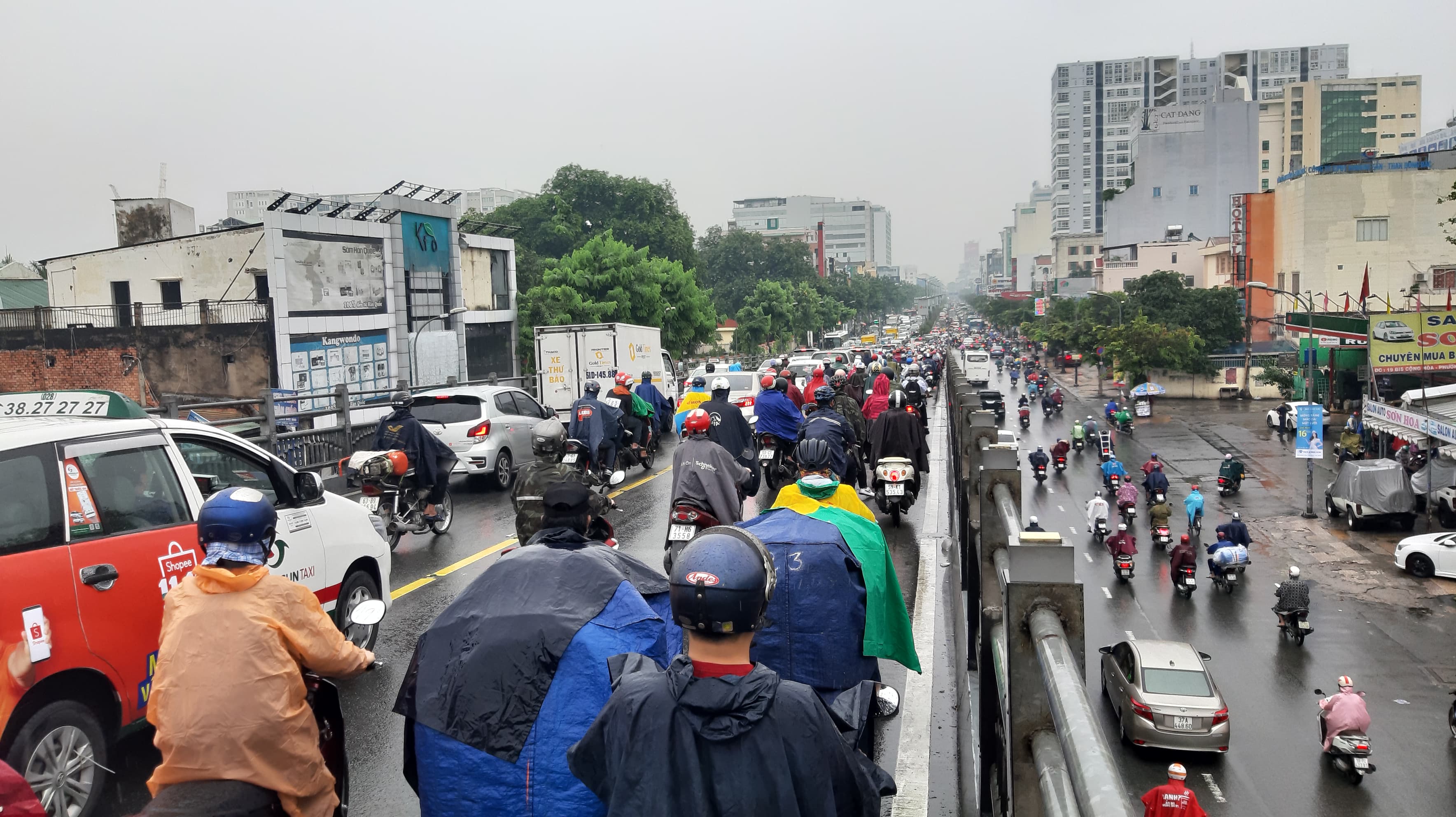 Theo Đài khí tượng thủy văn khu vực Nam Bộ, mây đối lưu đang phát triển mạnh gây mưa rào diện rộng cho hầu hết các tỉnh miền Đông gồm TP.HCM và một số tỉnh miền Tây.