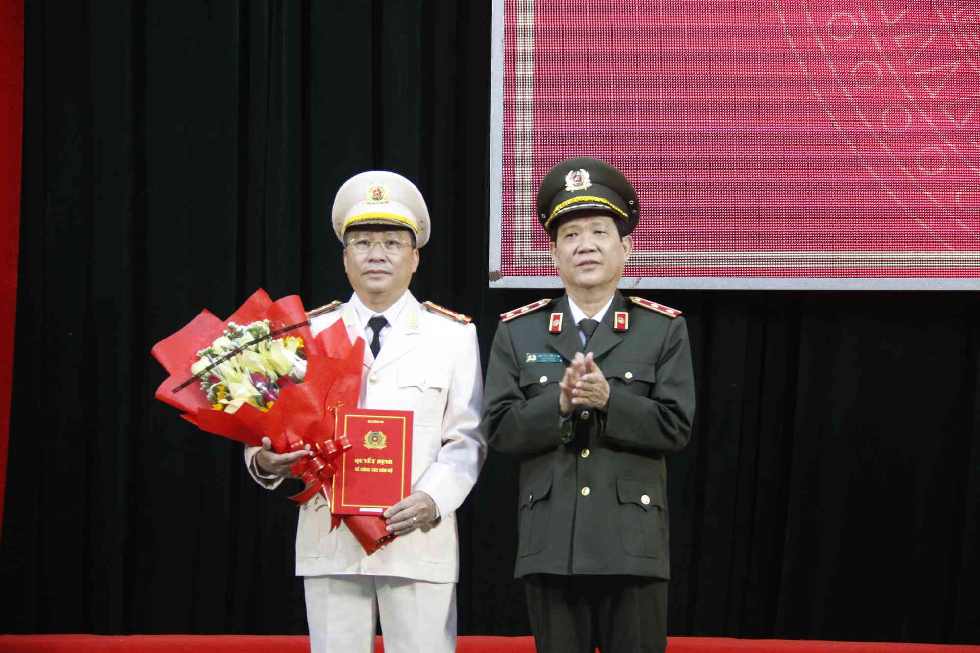 Thứ trưởng Nguyễn Văn Sơn (phải) trao quyết định bổ nhiệm cho ông Nguyễn Đức Dũng