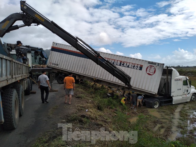 Lực lượng đưa xe container lên đường