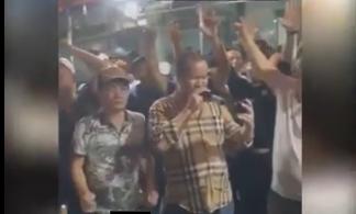 Người đàn ông hát trong đám tang Quân "xa lộ". Ảnh cắt từ clip