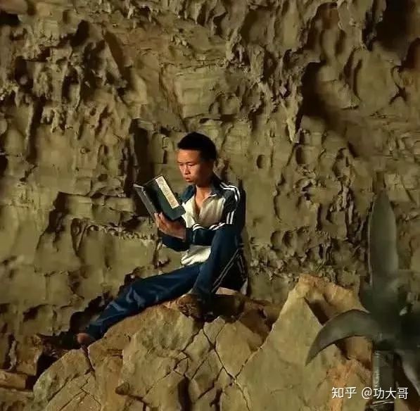 Xiaohao lên núi luyện võ, đọc truyện Kim Dung.