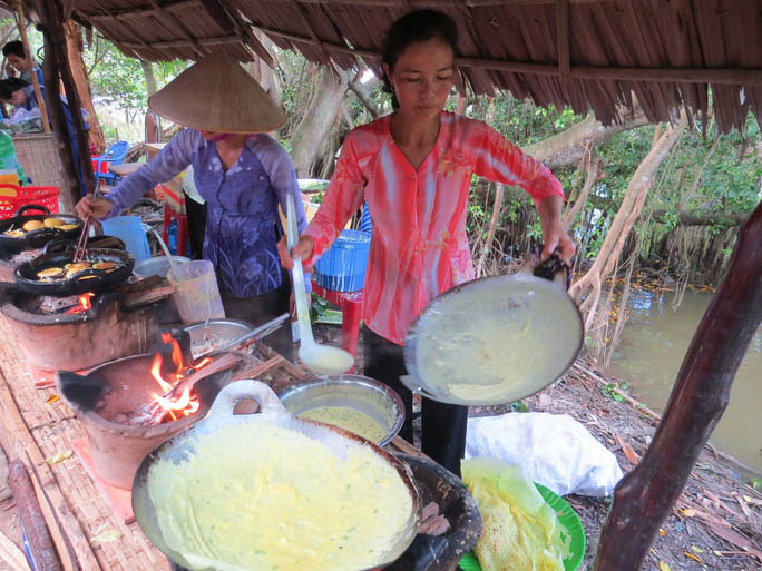 Đổ bánh xèo ở khu ẩm thực