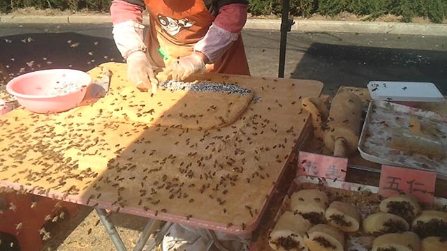 Video: Món bánh kỳ lạ được làm giữa hàng trăm con ong bu quanh - 1