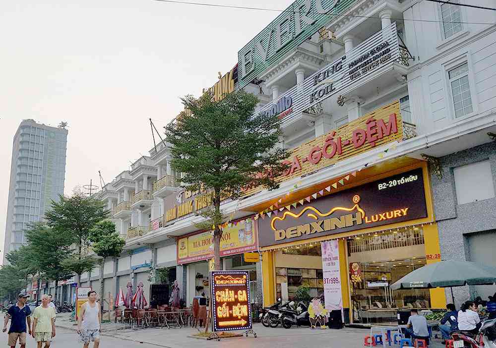 Dãy nhà shophouse trên đường Vạn Phúc, Hà Đông đìu hiu vắng kháchBuôn bán ở shophouse bết bát