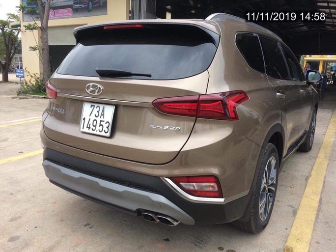 Chiếc xe hiệu Hyundai Santafe lưu thông gây chú ý