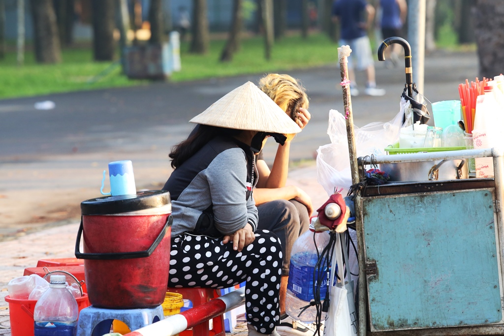 Người Sài Gòn co ro trong thời tiết se lạnh vào sáng sớm. “Mấy nay lạnh đó chứ. Mình người miền Nam nên nhiệt độ như thế này là thấy lạnh lạnh rồi. Không khí lạnh nên báo hiệu Tết sắp đến rồi. Nhanh quá đúng không, mới mà gần hết năm 2019”, chị Phạm Thị Nguyên ngụ quận Phú Nhuận nói.