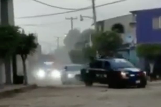 Đoàn xe của băng đảng Sinaloa tiến vào thị trấn ở Mexico.&nbsp;