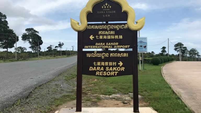 Một tấm biển hiệu chỉ đường tới sân bay&nbsp;có 3 loại ngôn ngữ, bao gồm tiếng Campuchia, tiếng Trung Quốc và tiếng Anh.