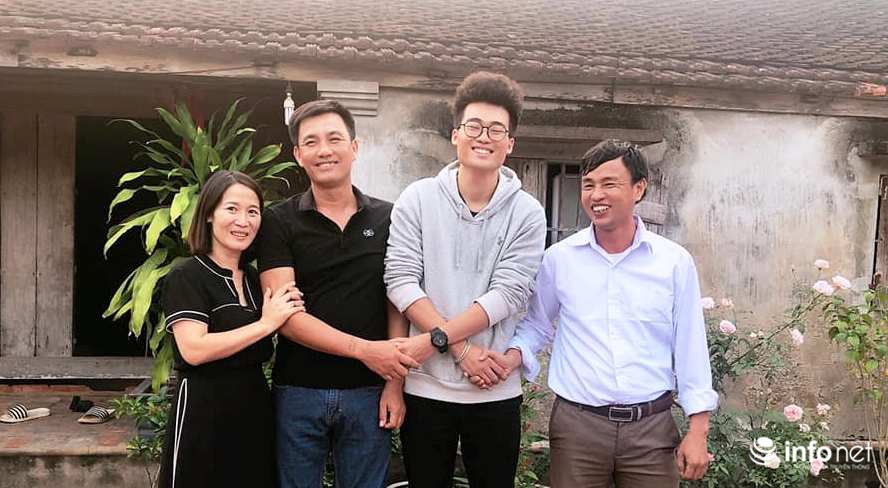 Cuộc hội ngộ đặc biệt giữa 2 thầy giáo với gia đình em Phạm Việt Hùng ở quê hương Nghệ An.