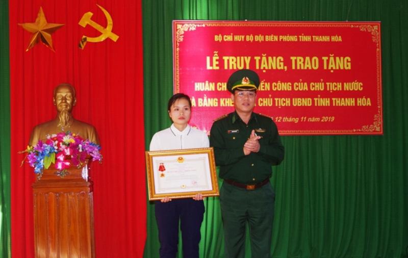Chị Lương Thị Chon, vợ thiếu tá Vi Văn Nhất đón nhận Huân chương Chiến công hạng Nhất của Chủ tịch nước truy tặng