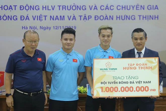 Phó Chủ tịch Công ty Cổ phần Tập đoàn Hưng Thịnh, ông Nguyễn Văn Cường, trao tặng quà đội tuyển Bóng Đá Việt Nam