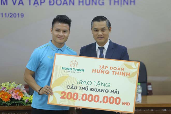 Tặng cầu thủ Quang Hải