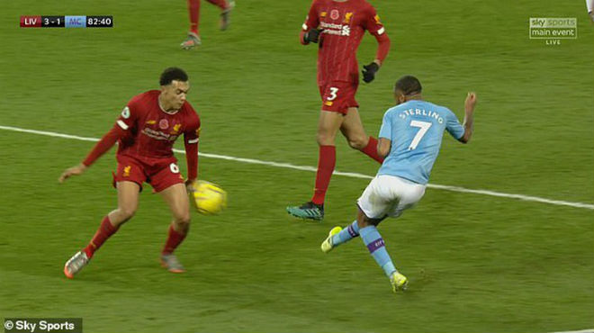 Man City 2 lần bị trọng tài khước từ cho hưởng phạt đền khi Alexander-Arnold 2 lần để bóng chạm tay trong vòng cấm của Liverpool