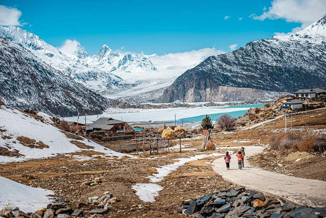 11.Bên cạnh hồ Ranwu, một trong những hồ đẹp nhất Tây Tạng có một ngôi làng cổ. Ngôi làng này nổi tiếng là có một dòng sông băng uốn lượn vắt ngang qua, nước ở hồ này lúc nào cũng trong vắt và tinh khiết.
