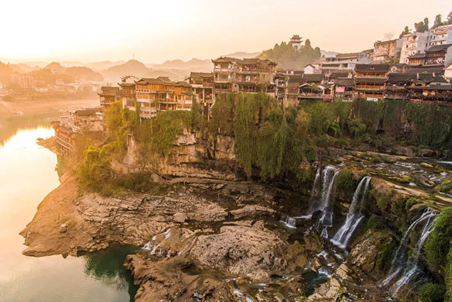 14.Thị trấn Furong được bao quanh bởi những ngọn núi xanh và làn nước trong vắt. Để vào được thị trấn này du khách phải băng qua một con đường rất nguy hiểm.
