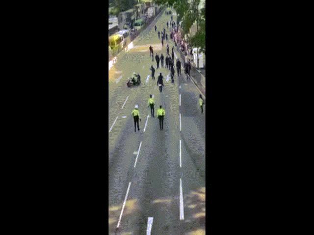 Video: Cảnh sát Hong Kong lái môtô lao thẳng vào người biểu tình