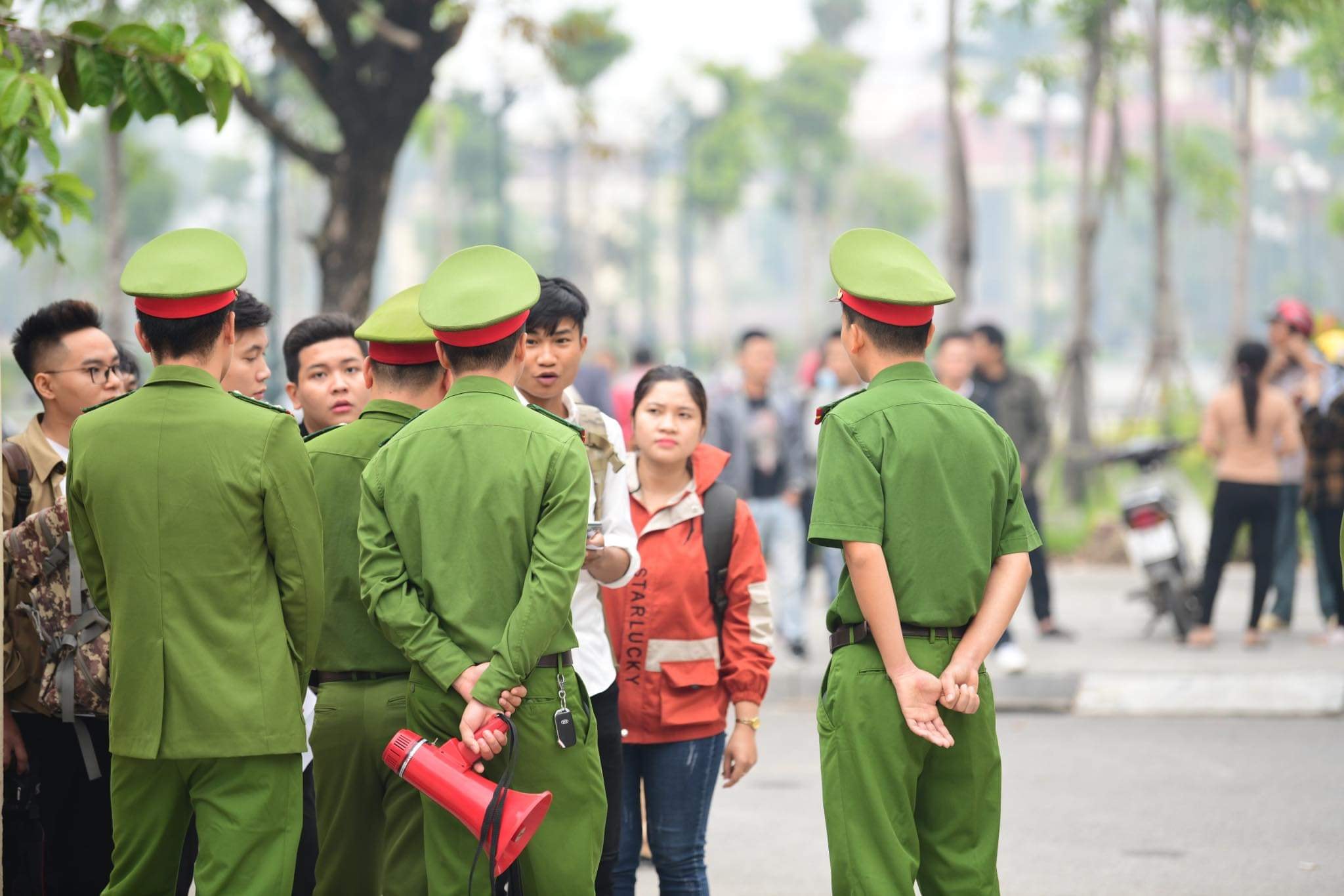 An ninh thắt chặt, người dân kéo đến đông nghịt xem xét xử Khá Bảnh - 3